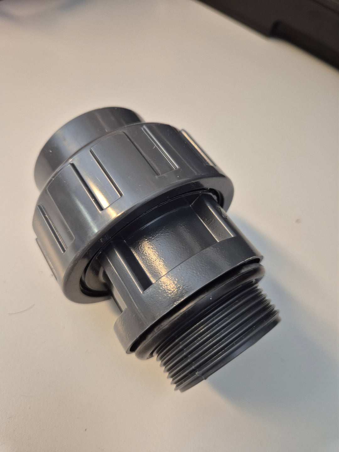 PVC-U tippunion med O-ring, limmuffe og utvendige gjenger.  Fra 50 mm - 90 mm