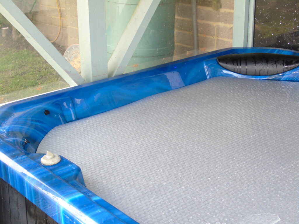 Nyhet! RaeGuard fra GeoBubble™. Thermotrekk i sølv/hvit, 4 meter bredde. Pris pr. valgfri lengdemeter